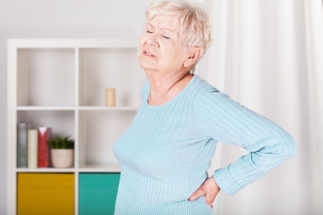Schmerzen im unteren Rückenbereich bei einer Frau können die Ursache für Osteochondrose sein