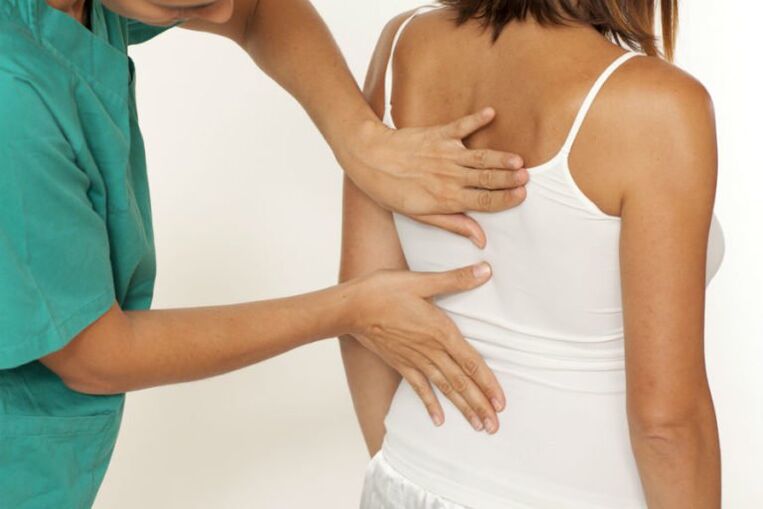 Untersuchung des Rückens auf Schmerzen unter dem linken Schulterblatt