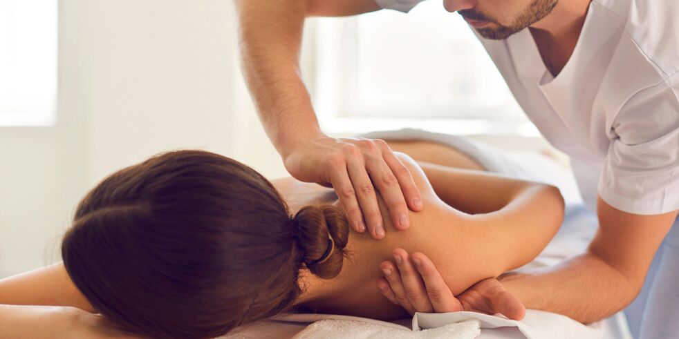 Eine der effektivsten Methoden zur Behandlung von Arthrose des Schultergelenks ist die Massage. 