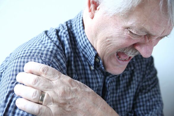 Schulterschmerzen bei einem älteren Mann mit diagnostizierter Arthrose des Schultergelenks