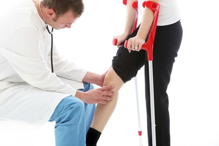 Inspektion des Knies eines Patienten mit Arthrose des Kniegelenks